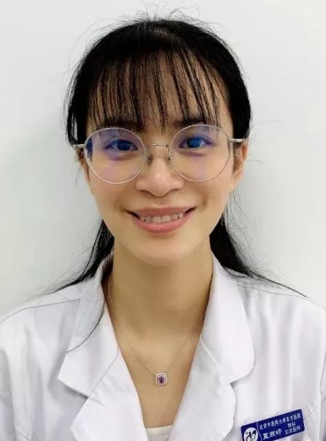 两餐一宿不取分文,为患者提供免费的食宿;其母亲韦玉英先生晚年也经常