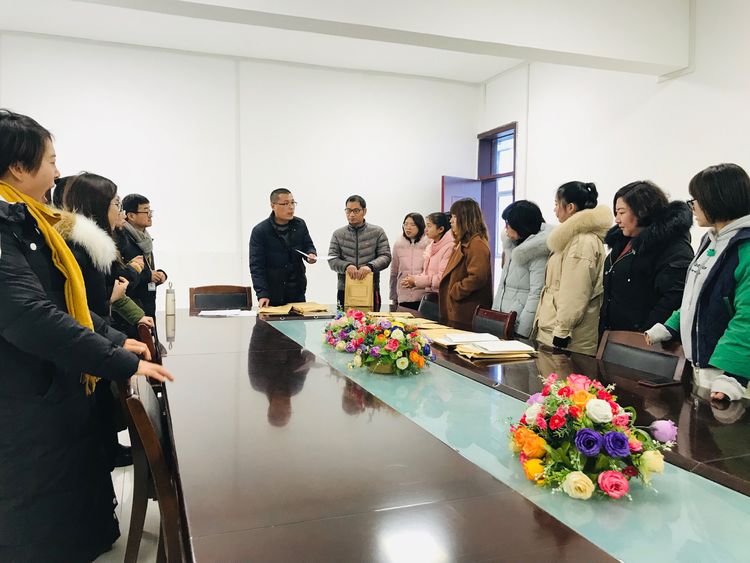 全神贯注 奋笔疾书