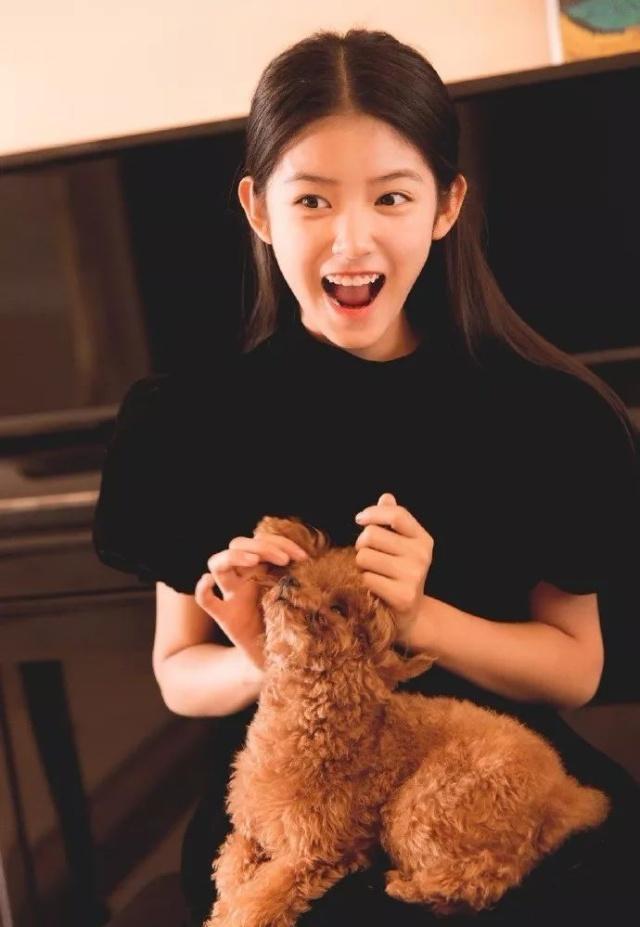 既然是模特出身,赵蕴卓的硬照更是没话说.