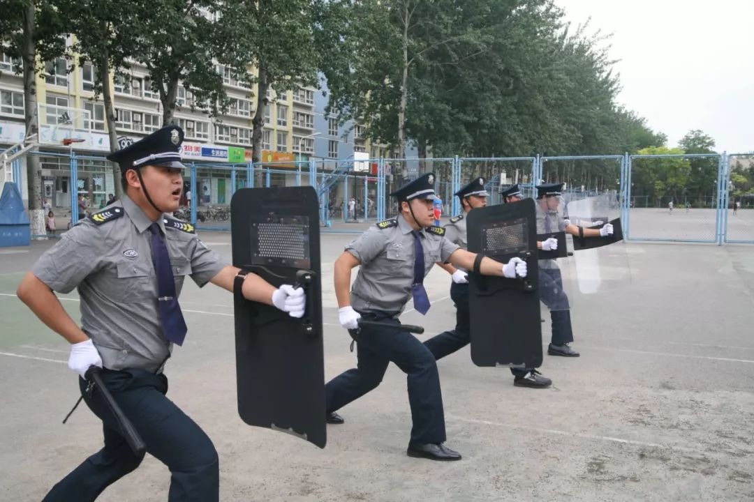 保安不是看门狗保安默默地在背负