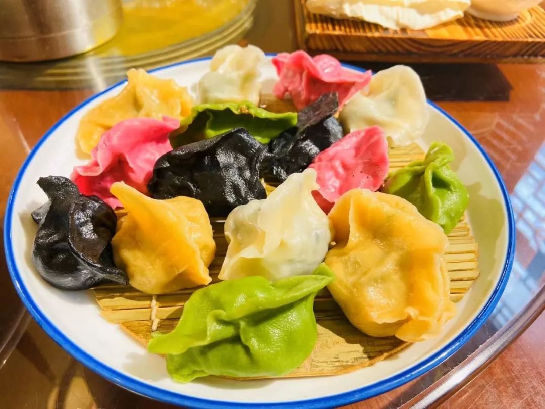 的不同的馅,不同颜色的皮里面五种口味五行全家福水饺味道香酥而不腻