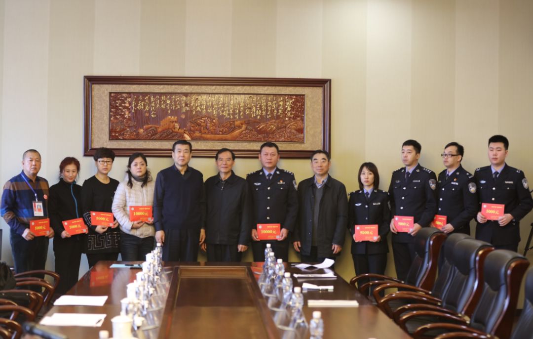 中国禁毒基金会副理事长陈存仪看望因公负伤的铁路禁毒民警梁军