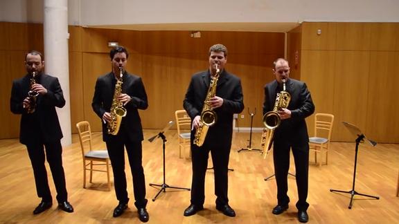 萨克斯家族演绎5拍神曲takefive最左边的小萨克斯好可爱