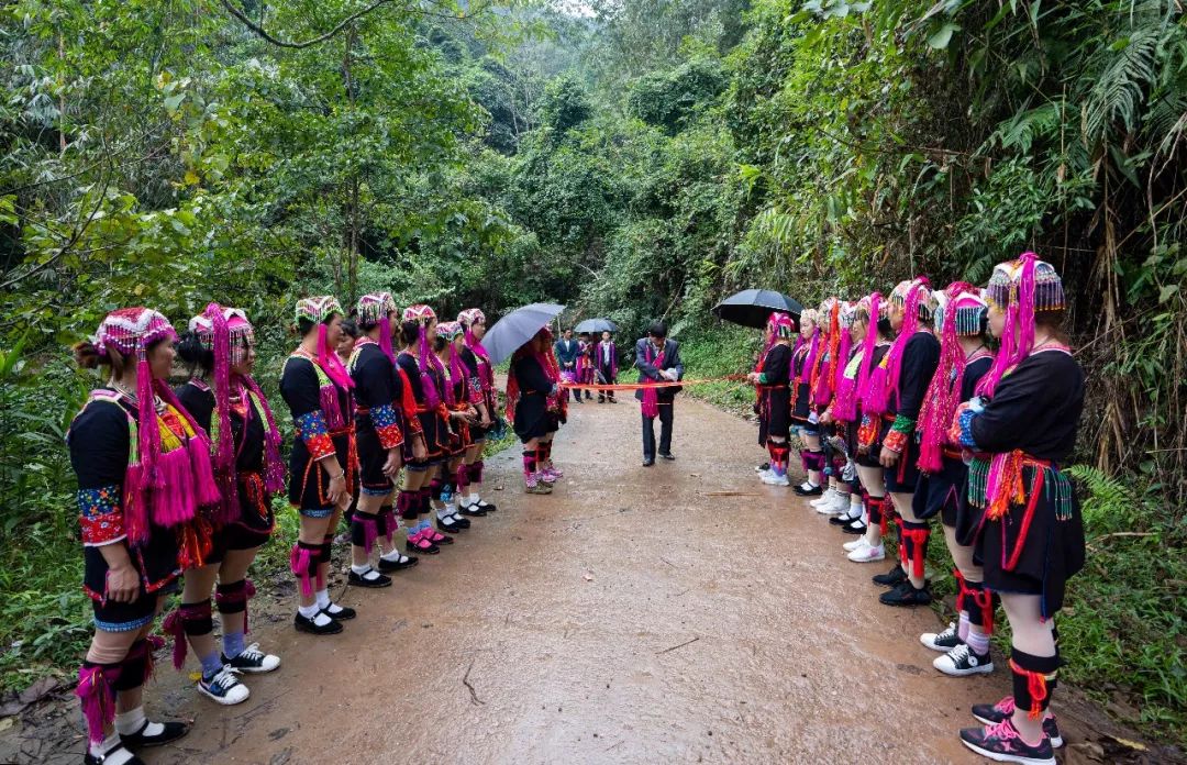 当天,在上思县南屏瑶族乡江波村六细屯,邓富彬,赵美娟的婚礼把整个