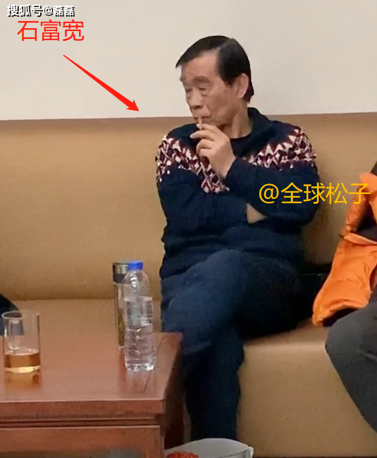 郭德纲杨议等名家欢聚,于谦与师父"专心"吸烟,果然是师徒!_石富宽