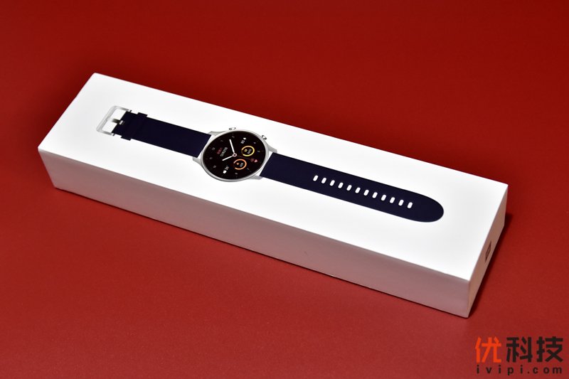 小米手表color的包装设计依旧延续了自家的经典设计风格,采用了纯白色