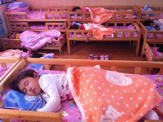 幼儿园小朋友"男女混睡",老师拍下照片发群里,家长群炸开锅_孩子