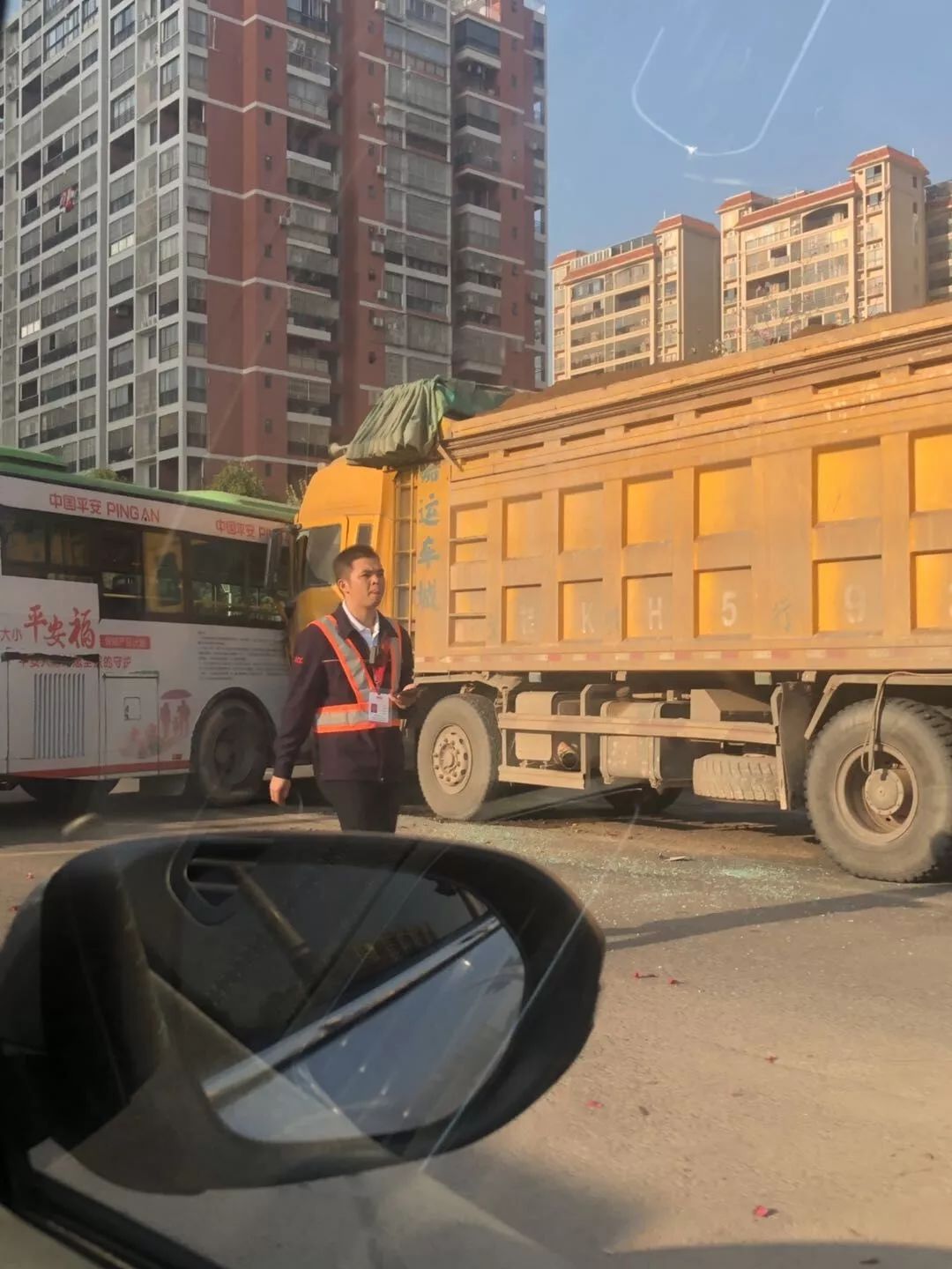梧州一辆公交车掉头被泥头车撞上所幸无人员伤亡