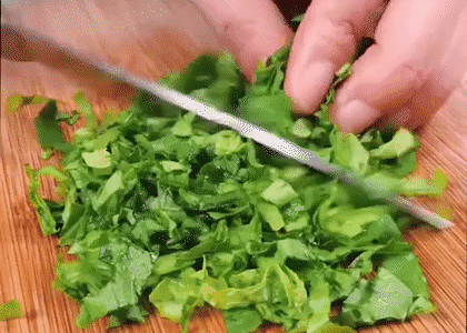 3,小白菜菜叶切成末.2,胡萝卜切成丁.1,土豆切成丁.