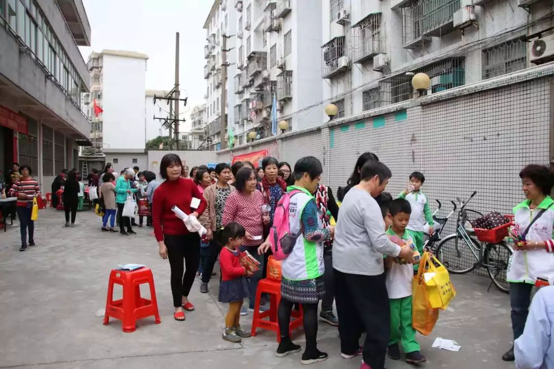 今天下午石岗西村酒堂人头涌动村民们大包小包的提着战利品