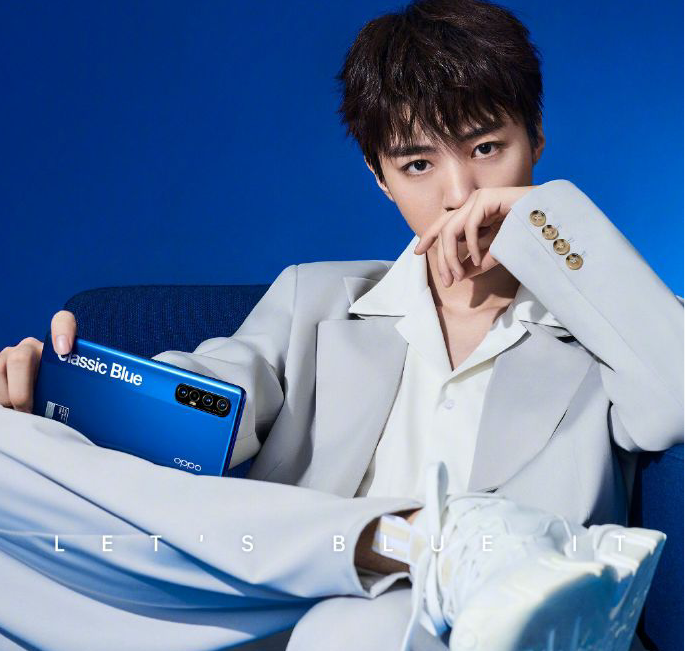 王俊凯手拿reno3 pro经典蓝定制版,"蓝友力"爆棚_手机