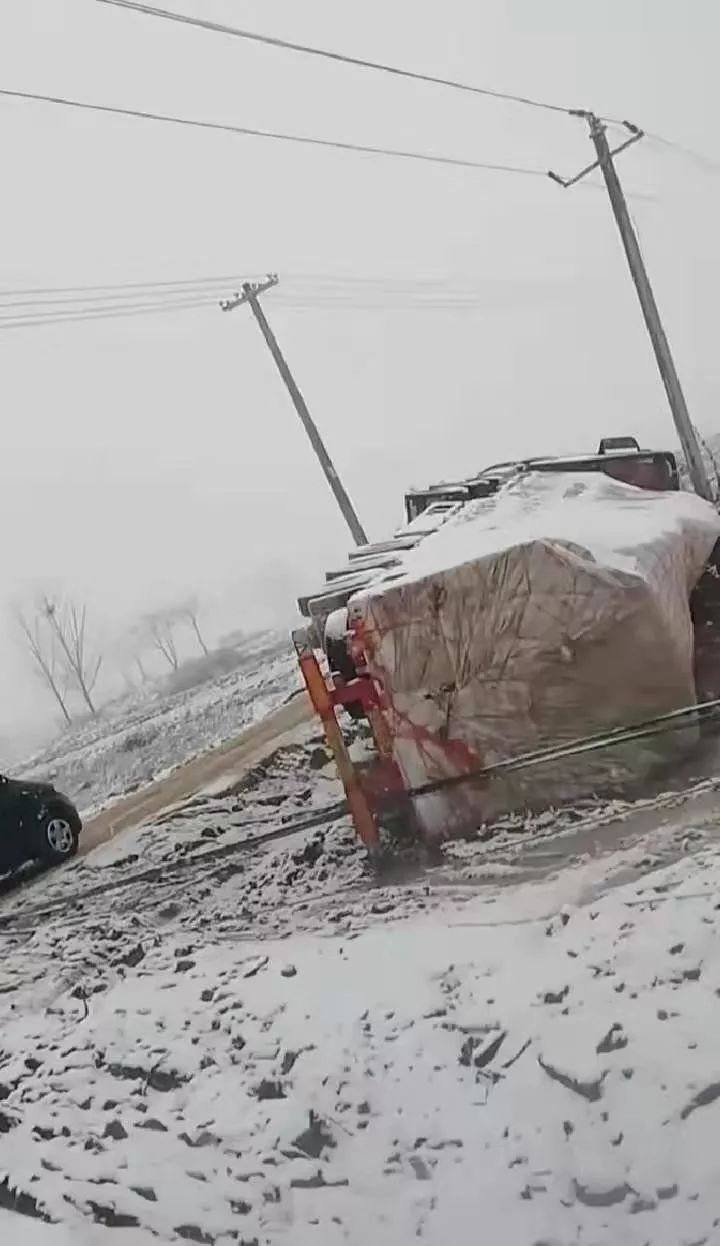 雪天货车事故图片大全图片