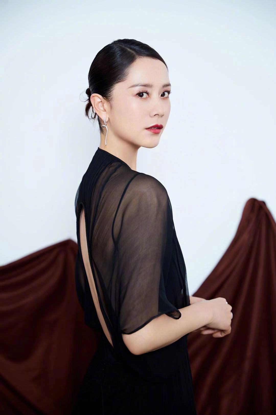 42岁海清太敢穿!透视露背长裙难得性感,身材曼妙宛如画里走来