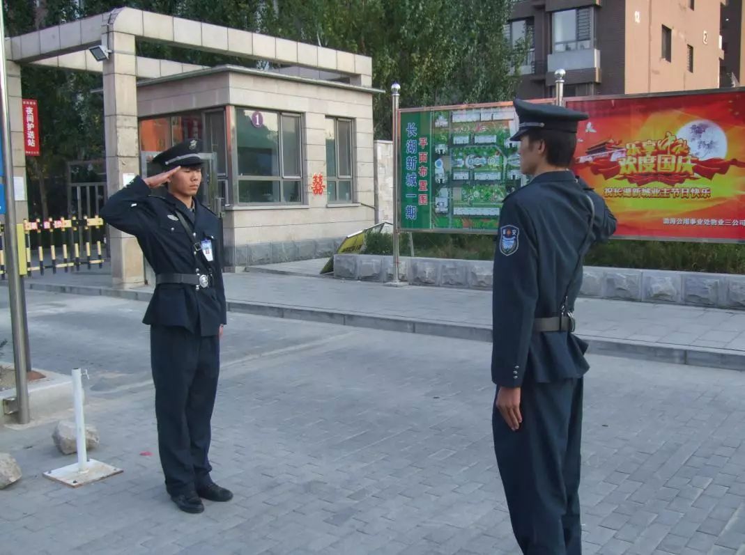 保安不是看门狗保安默默地在背负