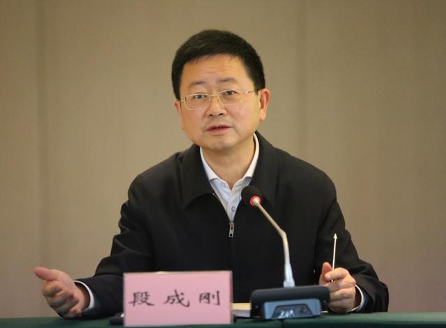 两江新区举行重点企业科技创新座谈会