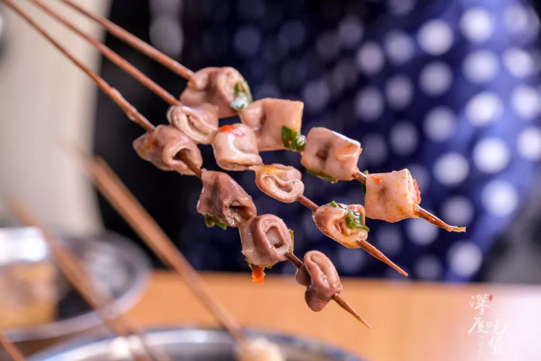 牛肠选自的是牛小肠,相较于牛大肠的肥腻,牛小肠比较q弹,中间肥厚的