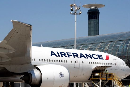 原创法航客机降落巴黎机场 起落架内发现一具少年尸体