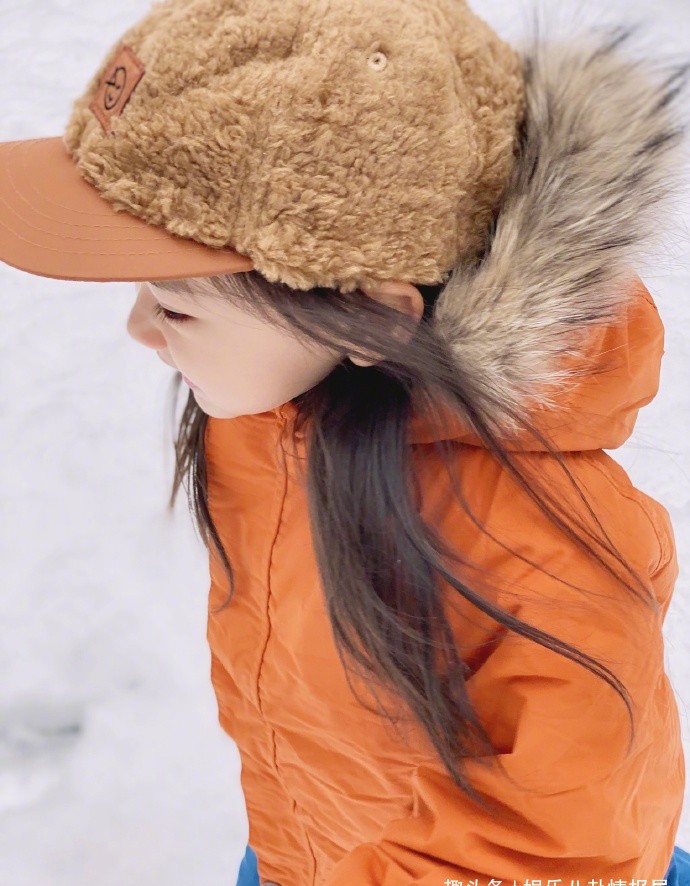 董璇晒3岁女儿玩雪,小酒窝手拿棒棒糖奔跑雪地里,越长越像妈妈