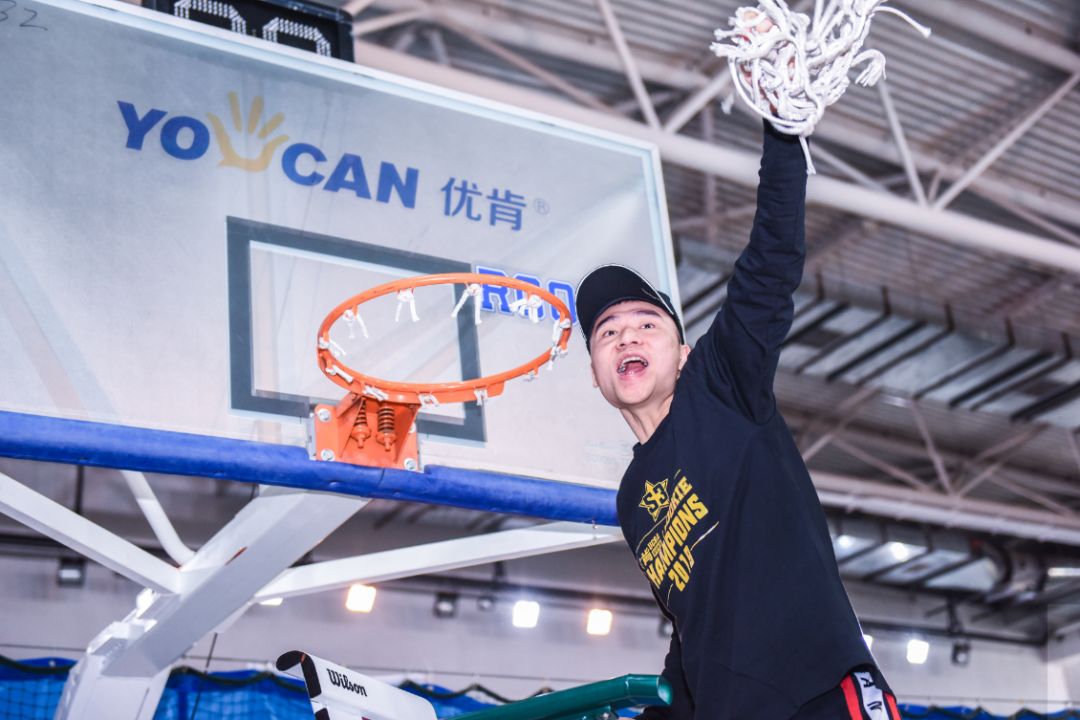 如侠少年」乐成斯巴达英勇夺冠,球队主力张皓宁与梁沛然激情庆祝08