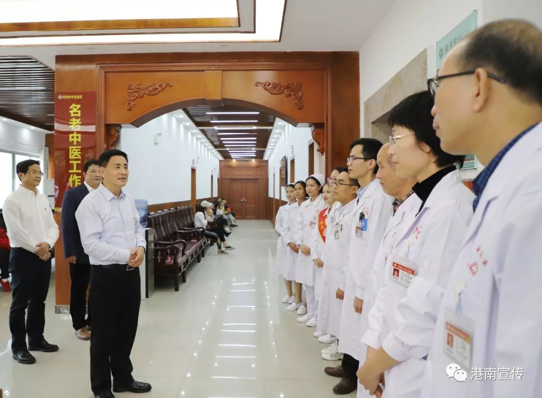 李新元到市中医院慰问医护人员