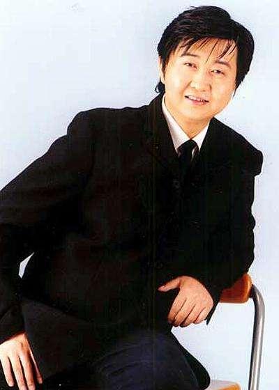 57岁女歌手,和侯耀文地下情,与恩师反目,连生3子惨遭前夫家暴_韦唯