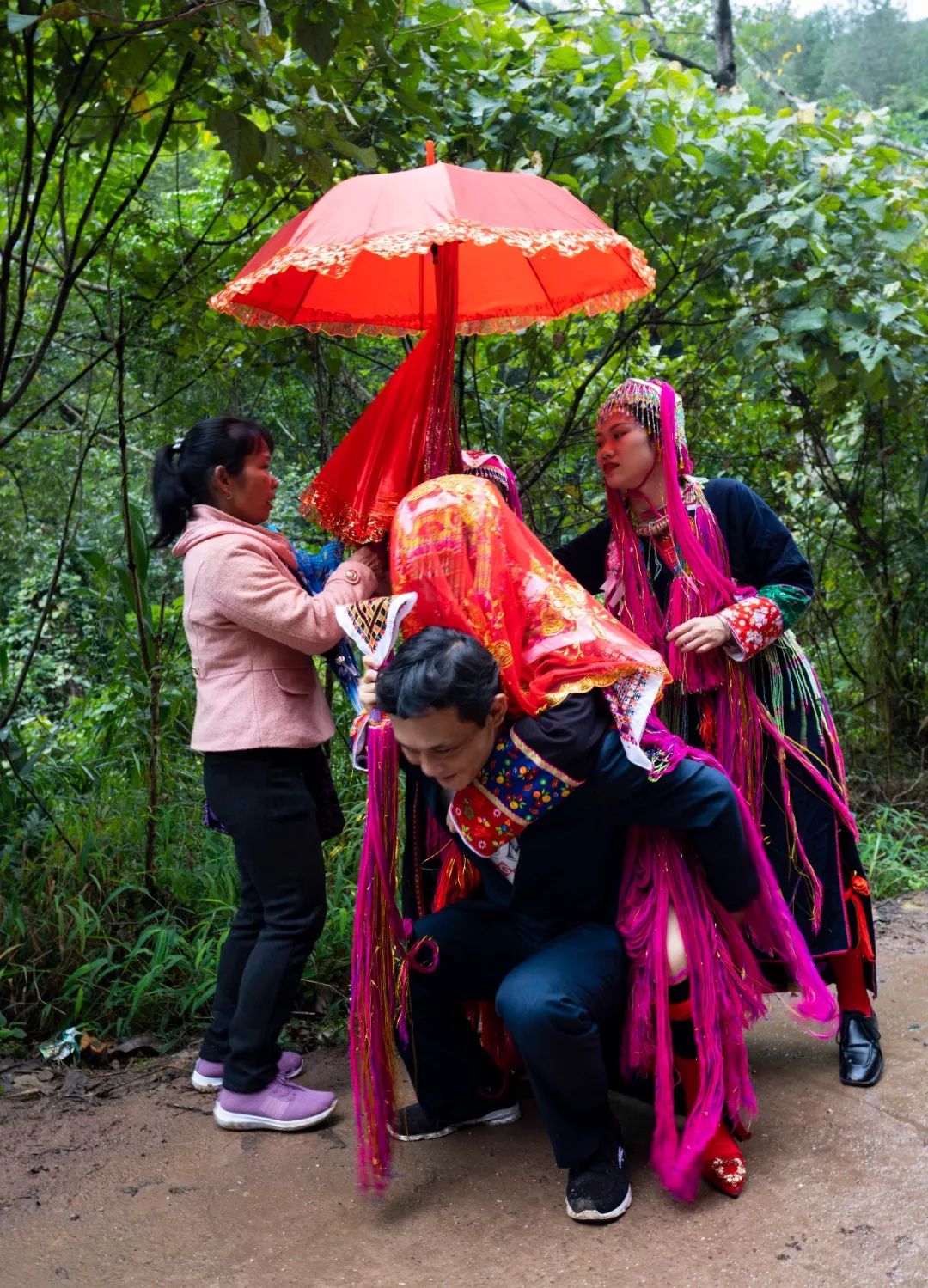 上思县这对新人结婚举办了一场特色的瑶族婚礼