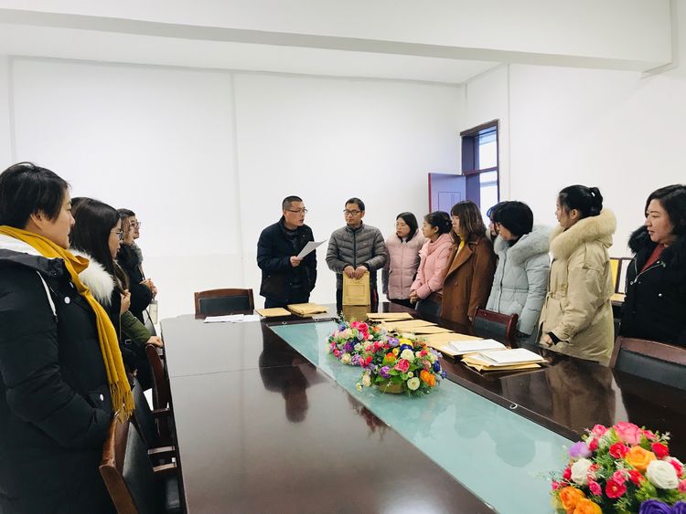 全神贯注 奋笔疾书