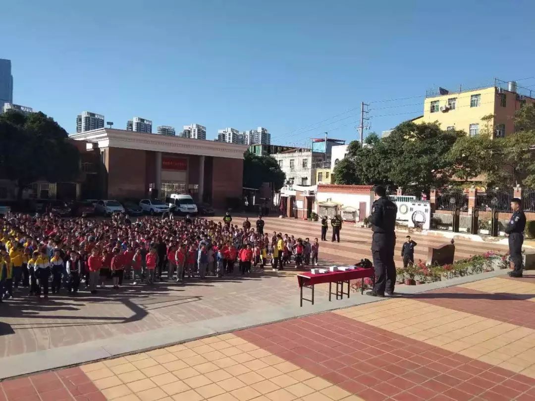 树立安全意识增强防范能力110宣传日走进厦门何厝小学
