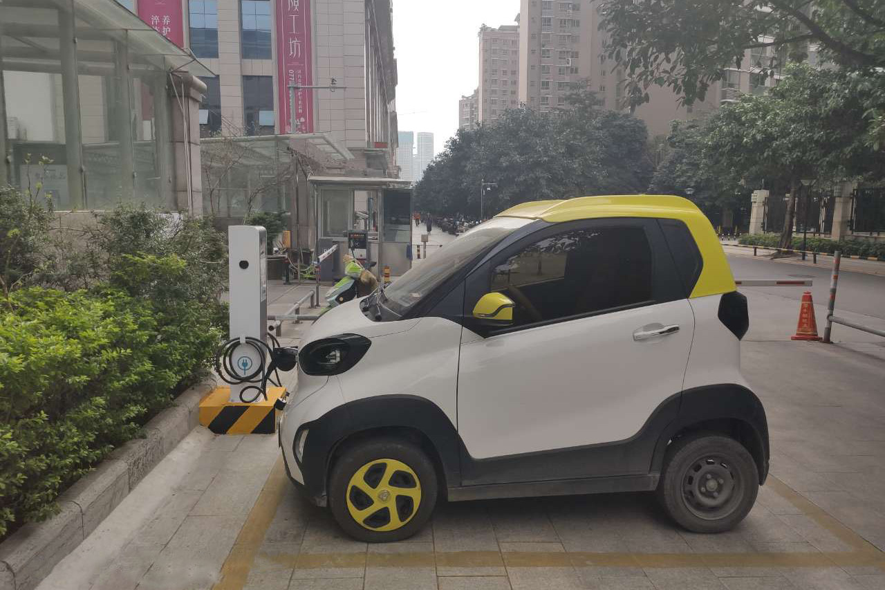 小区充电桩的安装解决了新能源电动汽车用户充电问题