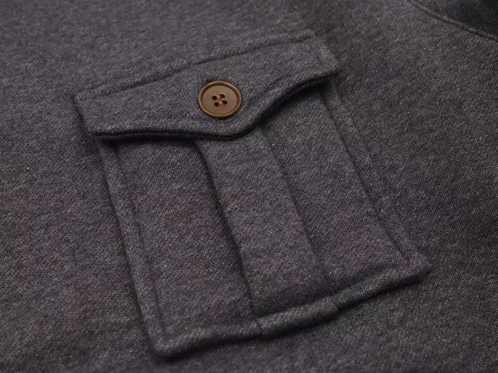 胸前的翻盖式工字褶口袋是这款卫衣的一大亮点.