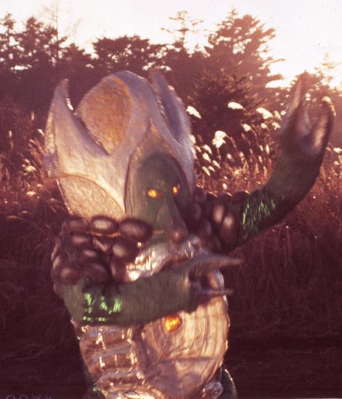 集的背景啊,斯特拉星人为了能让地球成为自己的别墅而带来的蜃楼怪兽