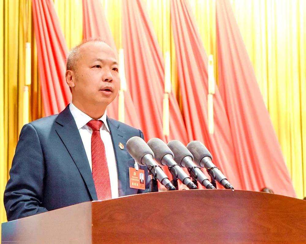 玉环市委书记吴才平在党代会报告中说,2020年是"两个一百年"奋斗目标