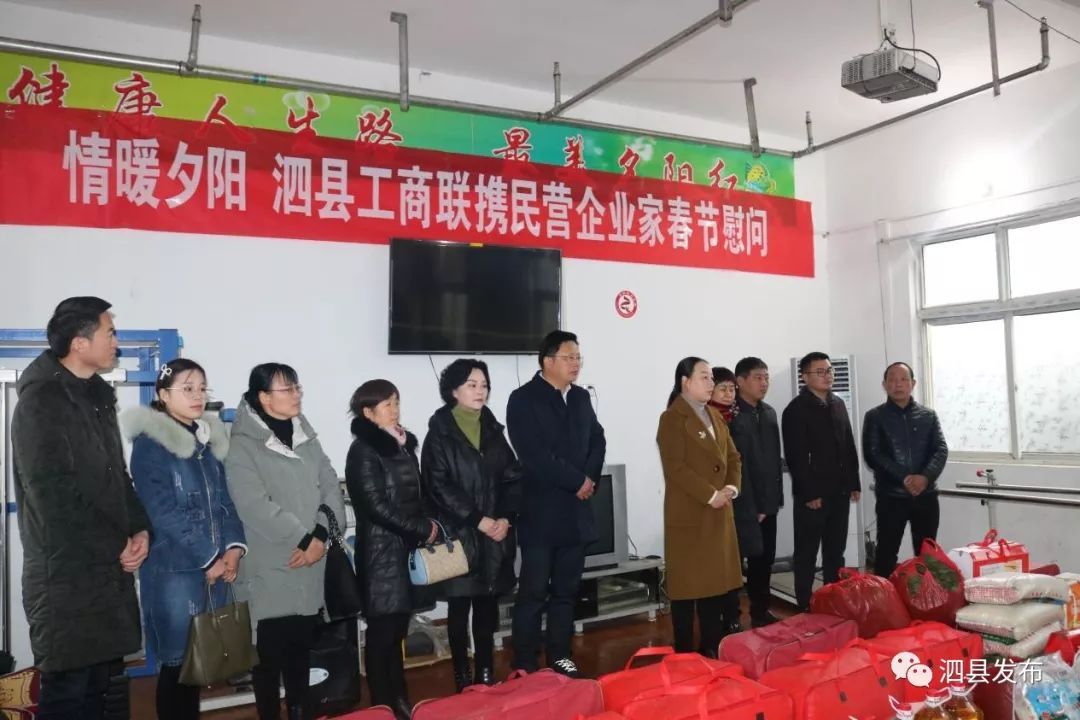 在大庄镇敬老院,活动组在镇党委书记赵光勇陪同下,参观了敬老院医疗室