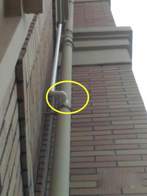 阳台没下水管把雨水管打个洞接排水管现在漏水弄得我家湿哒哒