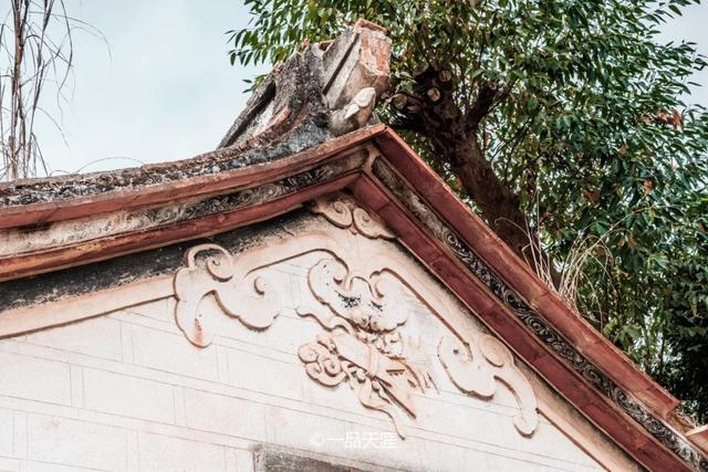 飞檐及雕梁画栋的闽南古厝,四落大厝最吸引我的反而是屋檐下的装饰物