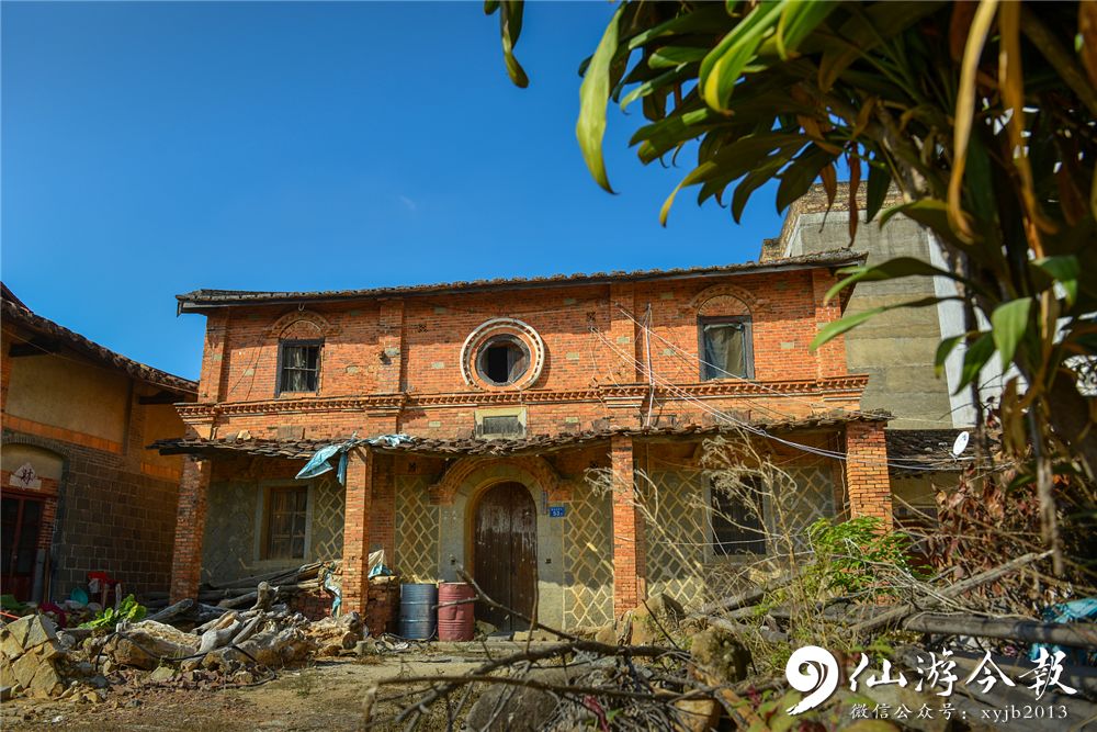 仙游百年红砖碉楼富商用来防御土匪枪眼造型独特