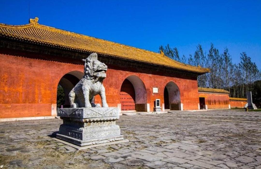 拥有14座陵墓,自清代雍正起,嘉庆,道光以及光绪四位皇帝的陵墓都在此