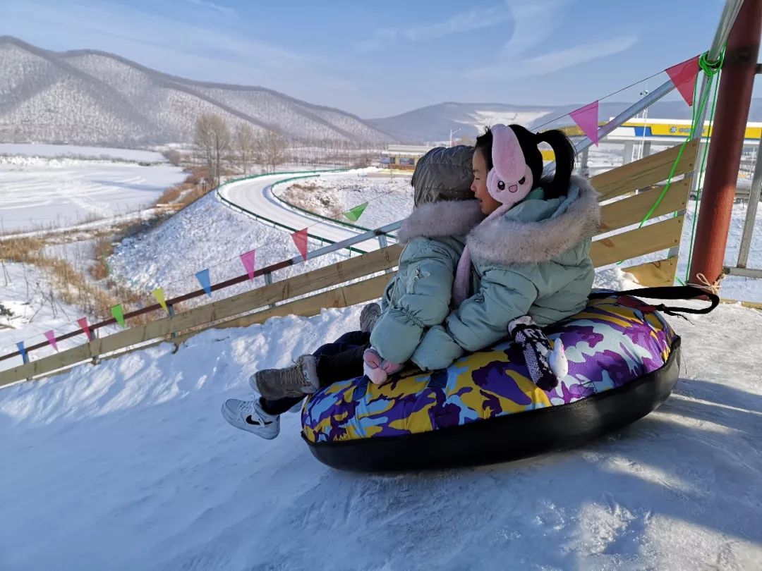 9畅玩滑雪圈 冰雪迷宫 疯狂香蕉船等16种『雁鸣湖农渔乐园』雪上项目