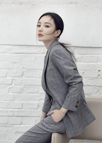 童年在北京八一电影制片厂的大院度过,父亲李丹宁是八一厂的导演,演员