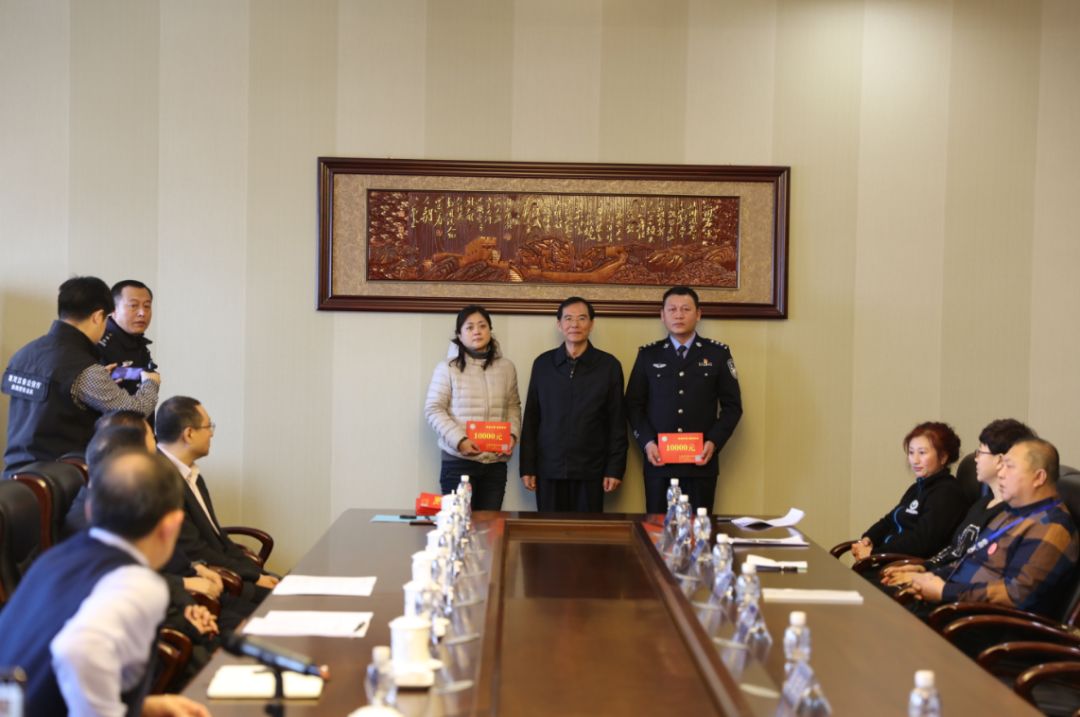 中国禁毒基金会副理事长陈存仪看望因公负伤的铁路禁毒民警梁军