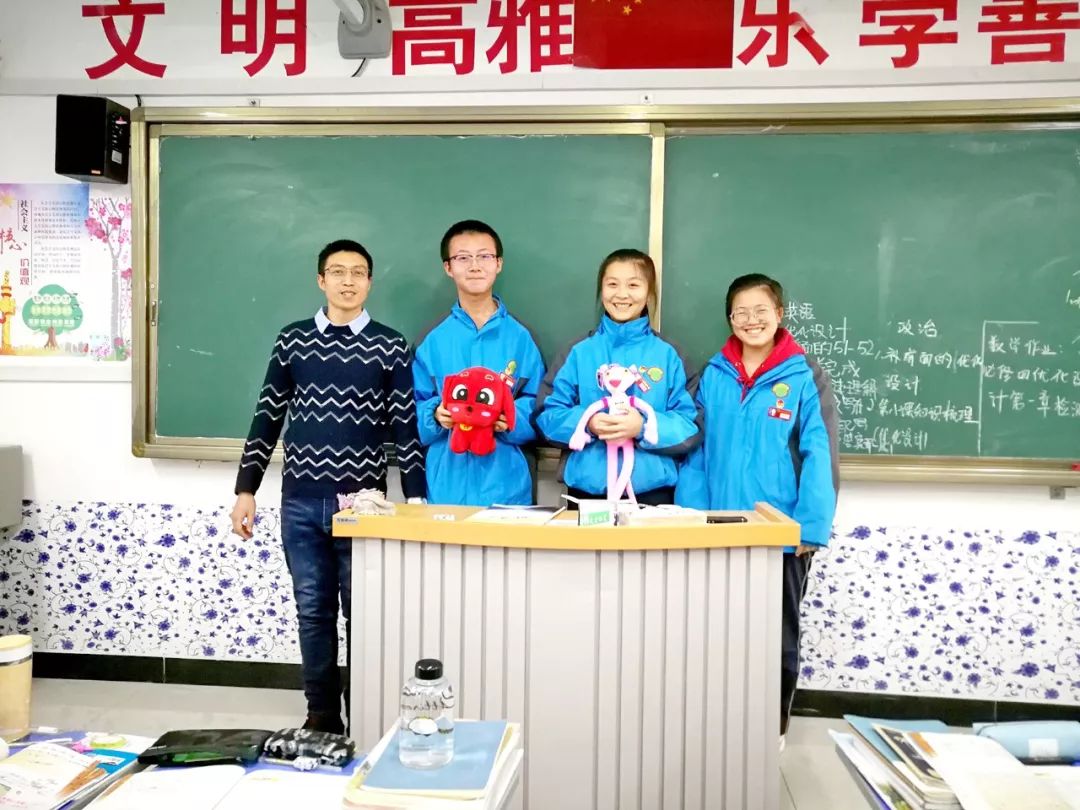 厦门市禾山中学一级教师,吉木萨尔县第一中学教师胡先锋在这一片蓝天