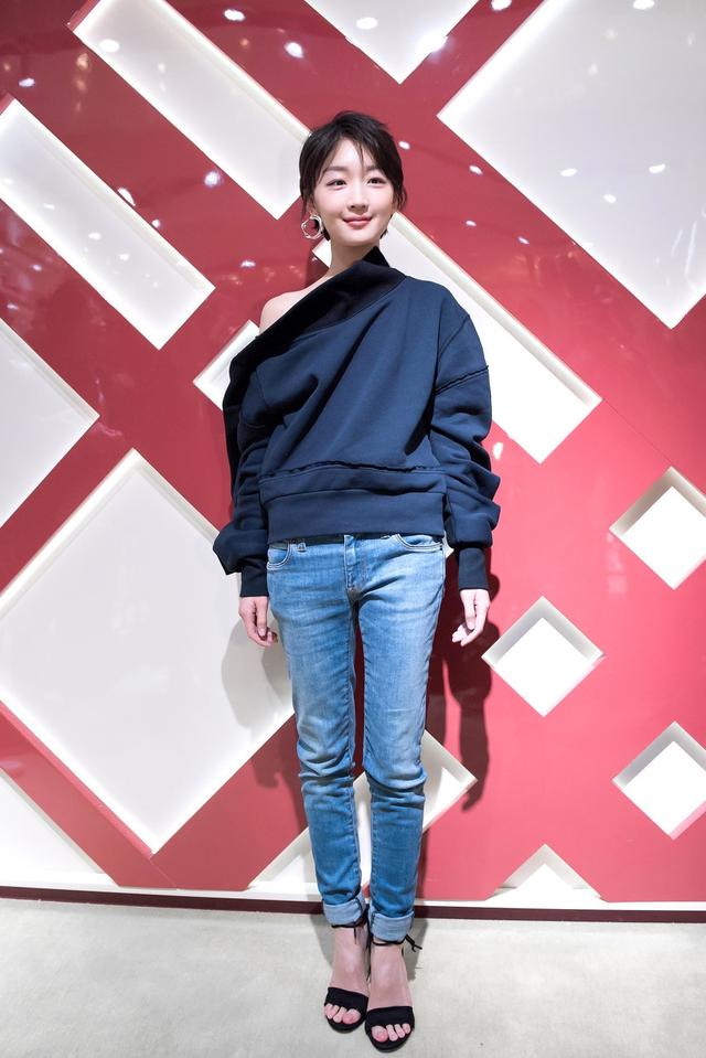 搭配牛仔裤显示出周冬雨优越的腿型,整体造型非常