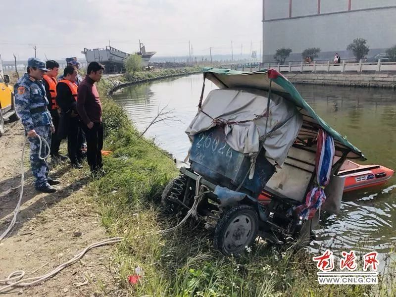 龙港一人力三轮车半挂在河边 人去哪了呢?