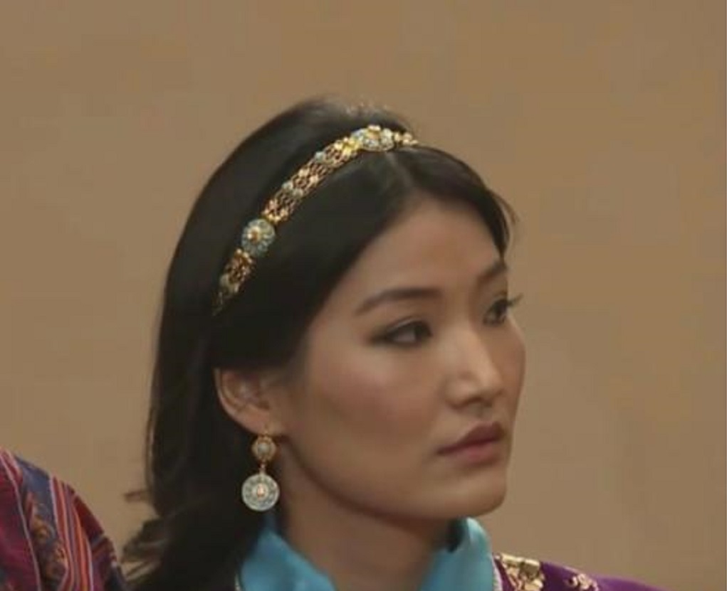 原创谁说不丹王室寒酸29岁佩玛王后戴黄金发箍硕大绿宝石超有面子