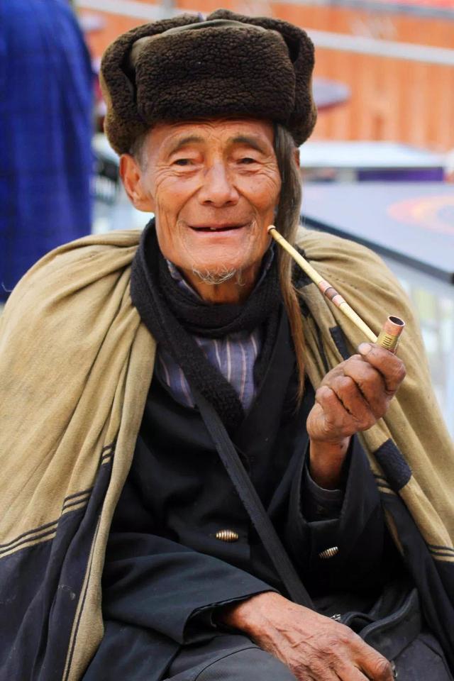 四川凉山彝族古村落有位90岁老人据说可以驱魔辟邪