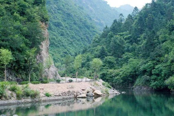 大覺山峽谷漂流位於撫州市資溪縣境內的大覺山景區內,漂流途經