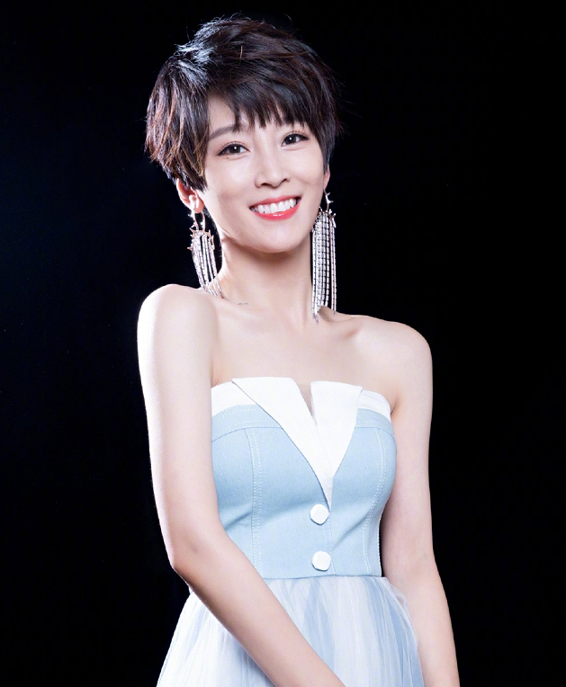 继朱丹后,吴京的媳妇谢楠主持出错,大众对两人的态度截然不同
