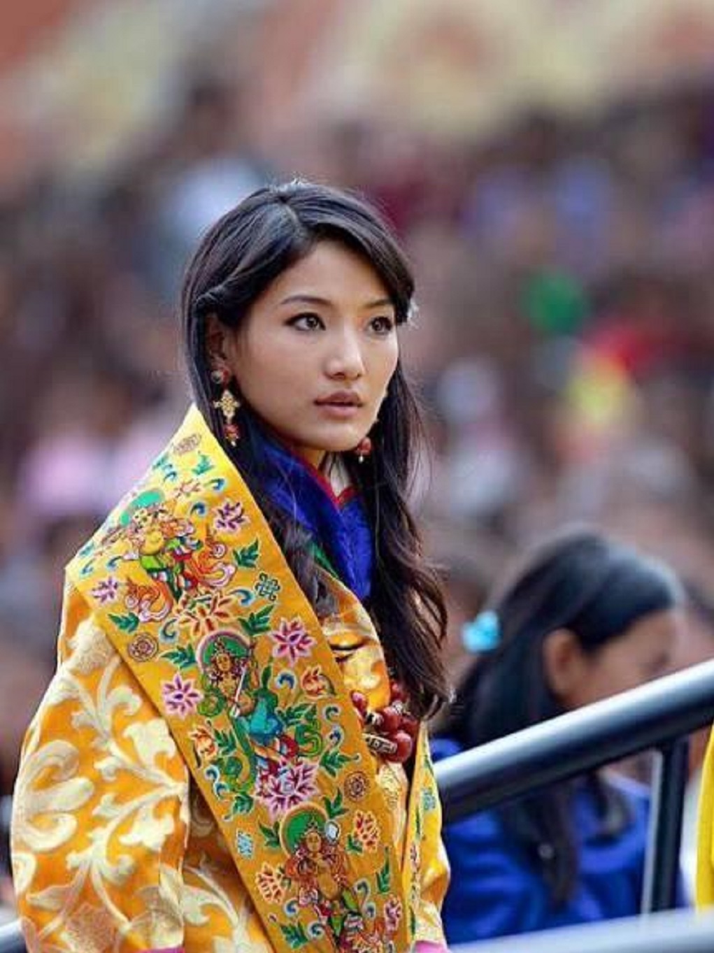 原创谁说不丹王室寒酸29岁佩玛王后戴黄金发箍硕大绿宝石超有面子