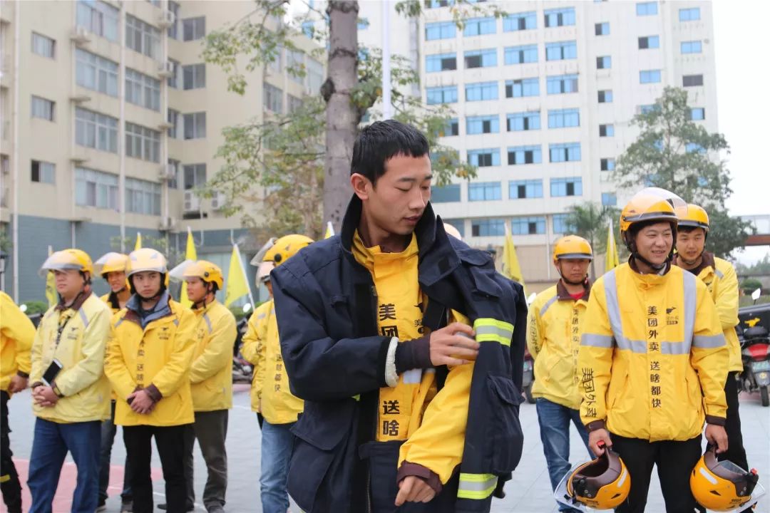 外卖小哥踊跃尝试,在消防员的指导下,快速完成了普通消防服和呼吸器的