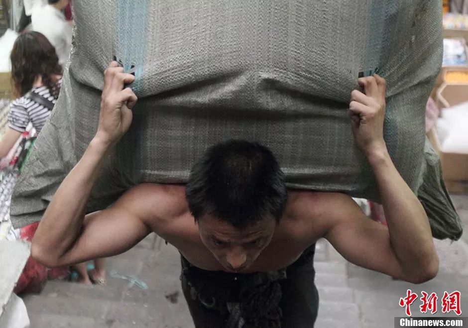 10年扛货3500吨这位重庆爸爸扛出市中心一套房父爱如山负重前行